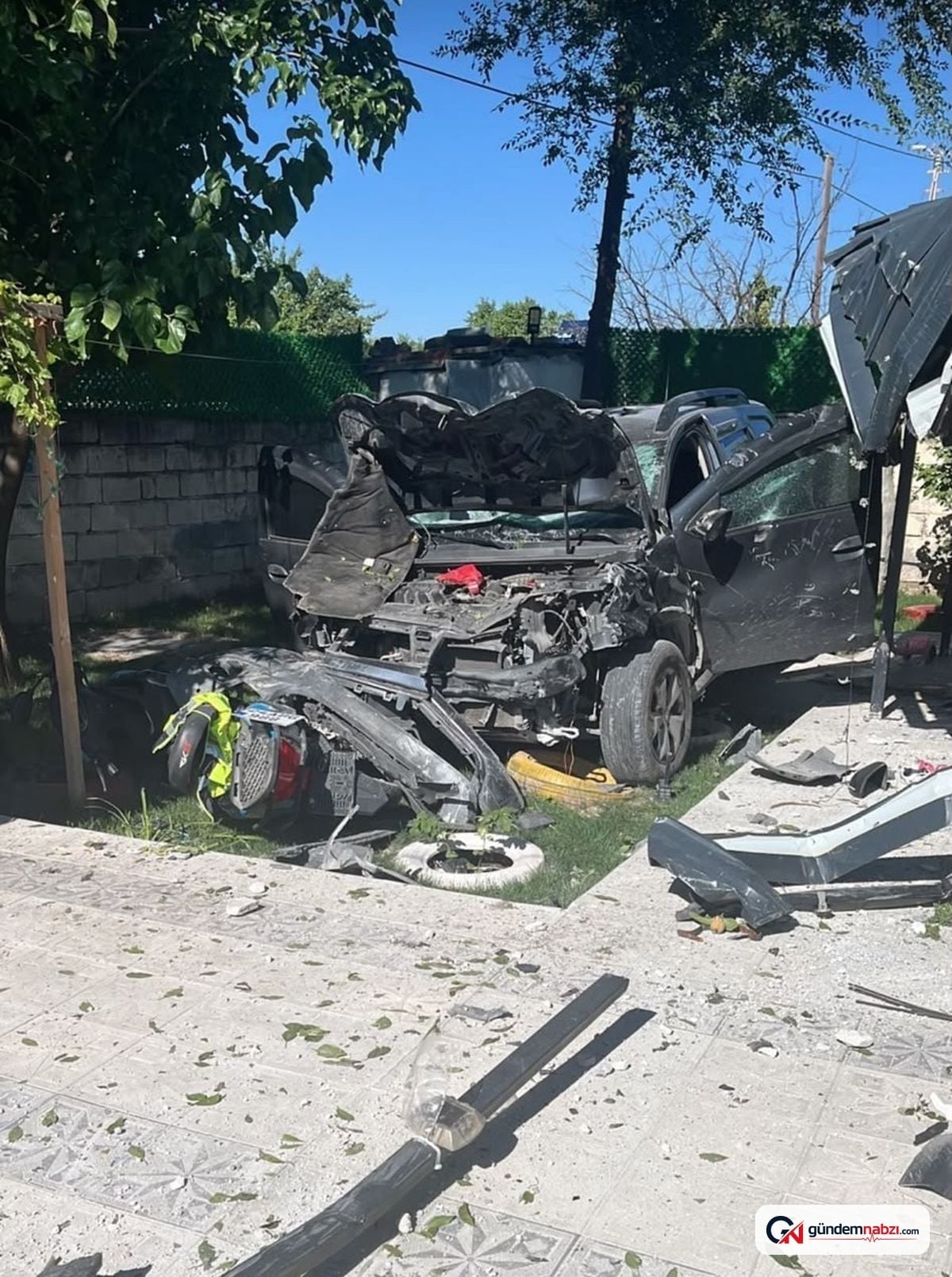 Erzincan'da otomobil evin bahçesine uçtu