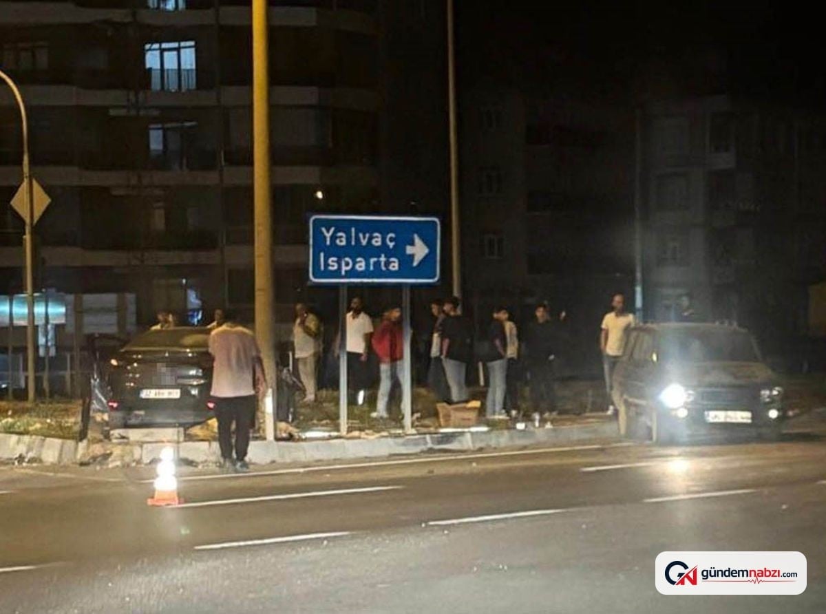 Isparta'da kavşakta iki otomobil çarpıştı, 3 kişi yaralandı