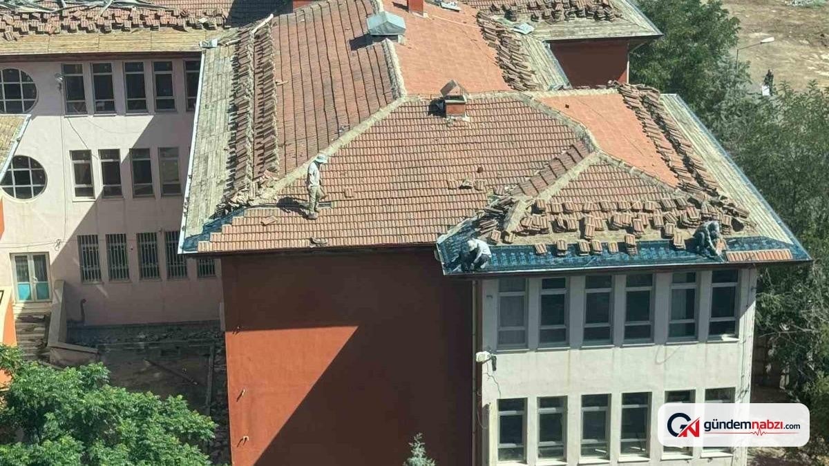 Diyarbakır'da işçiler güvenlik önlemi almadan çatı tamir etti
