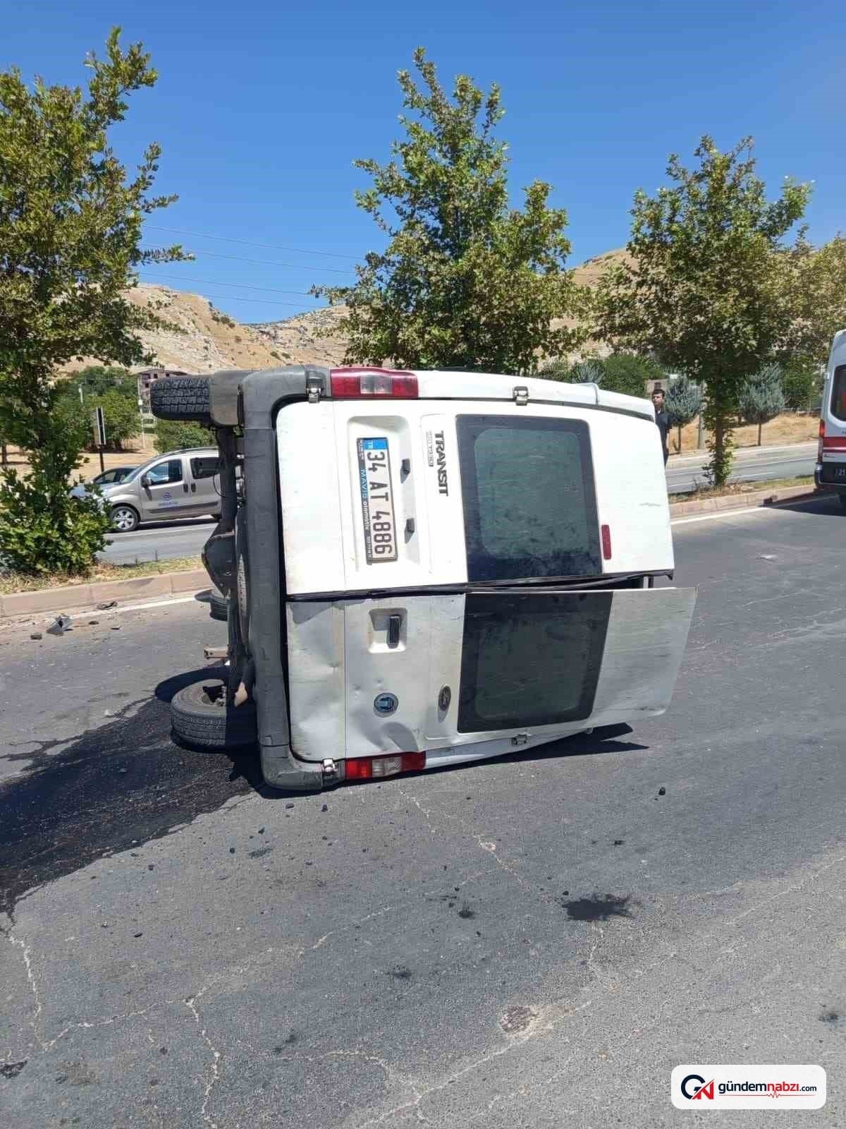 Diyarbakır'da hafif ticari araç ile minibüs çarpıştı: 2 yaralı