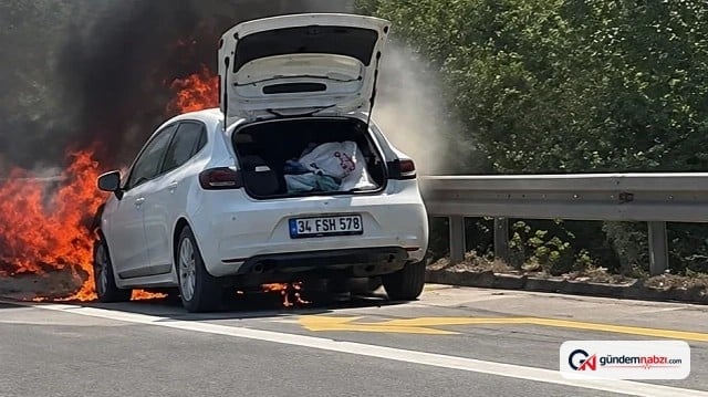 Düzce'de alev topuna dönen otomobil kullanılamaz hale geldi