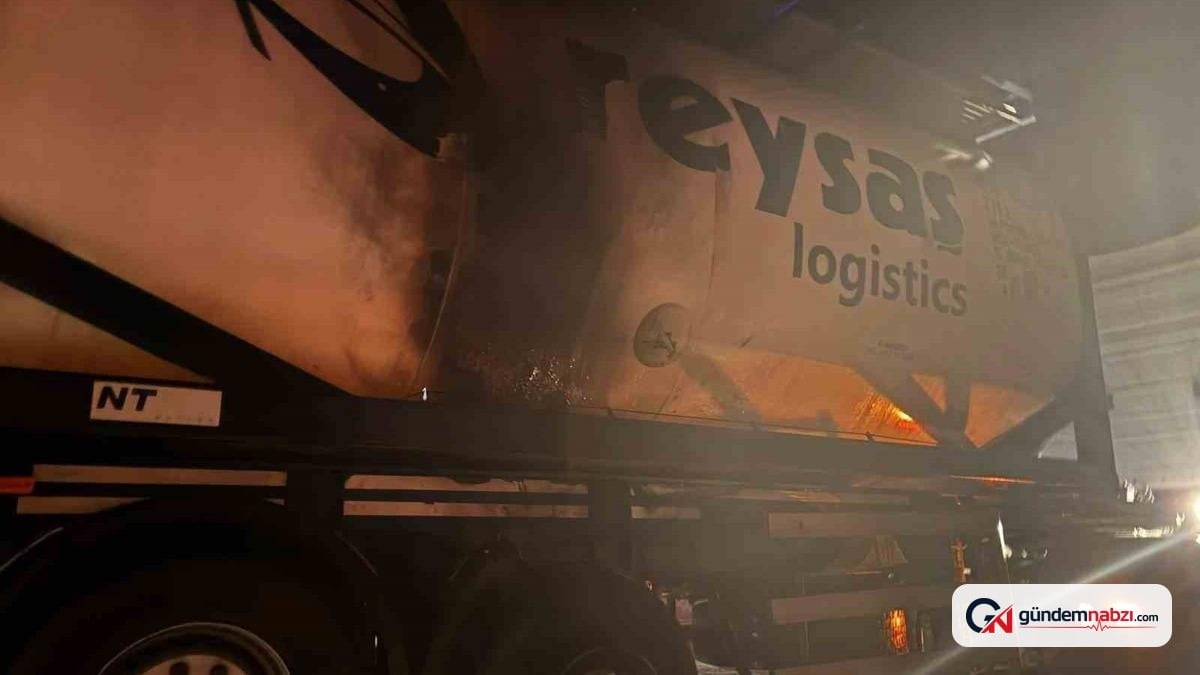 Bilecik'te seyir halindeki tırın dorsesi alev aldı