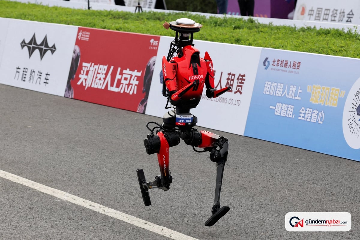 İnsansı robot Lightning, 100 metreyi 9,32 saniyede koştu
