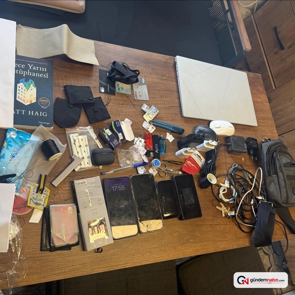 Öğretmene ait çantada kopya düzeneği bulundu, gözaltına alındı