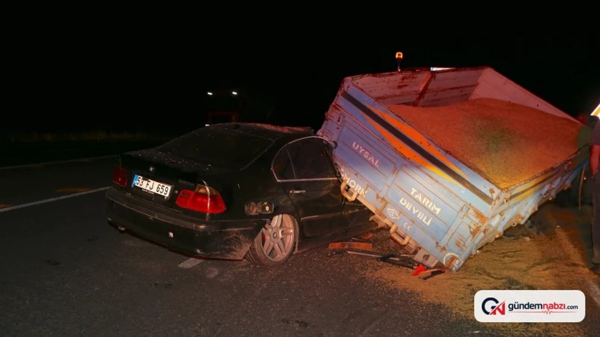 Kars'ta otomobil traktör römorkuna çarptı: 3 ağır yaralı