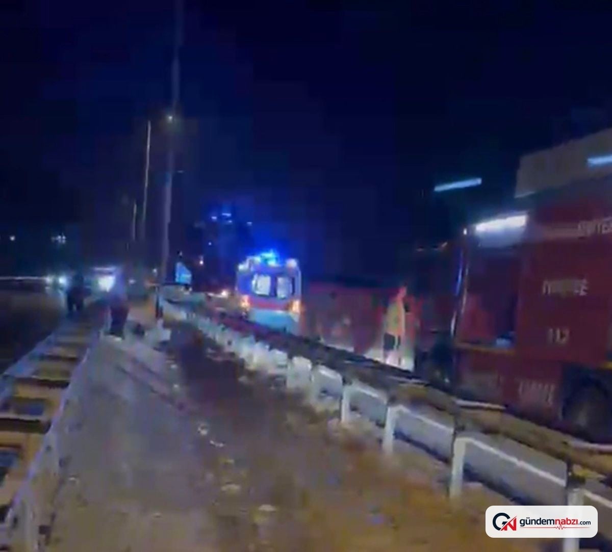 Düzce'de Otomobil bariyerlere çarparak devrildi