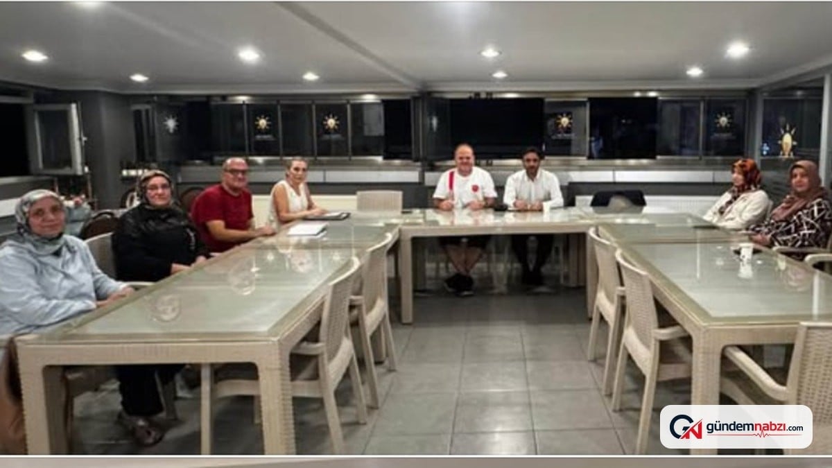 AKP Yalova toplantısında şortlu katılım tepki çekti