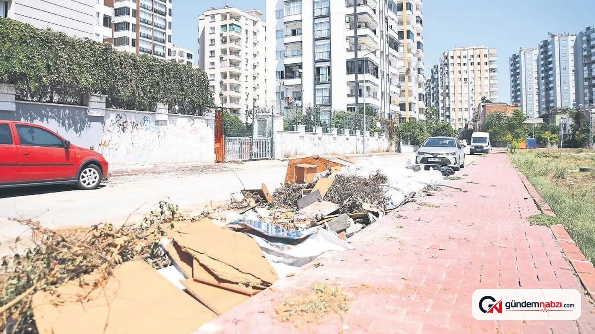 Adana'da çöp ve moloz yığınları sokaklara taştı