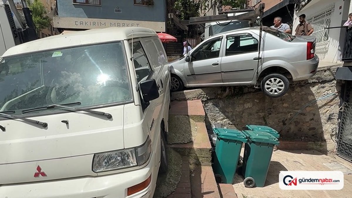 Beyoğlu'nda kayan kargo aracı otomobile çarptı, araç askıda kaldı