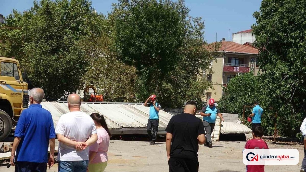 İstanbul Sultanbeyli'de çelik çatı çöktü: 1'i ağır 2 işçi yaralandı