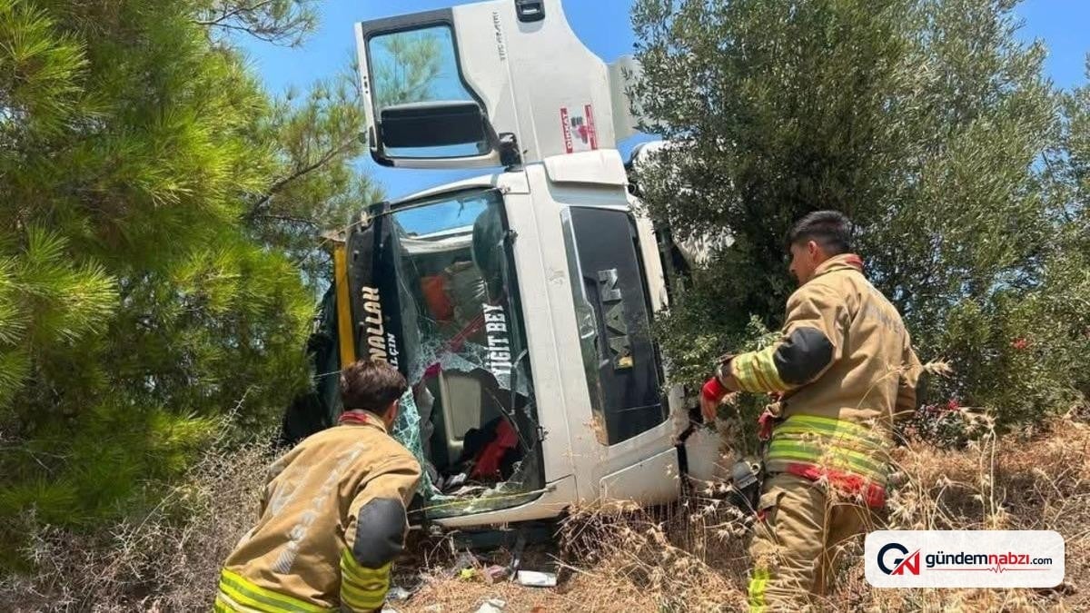 Hatay Arsuz'da kamyon devrildi, sürücü yaralandı