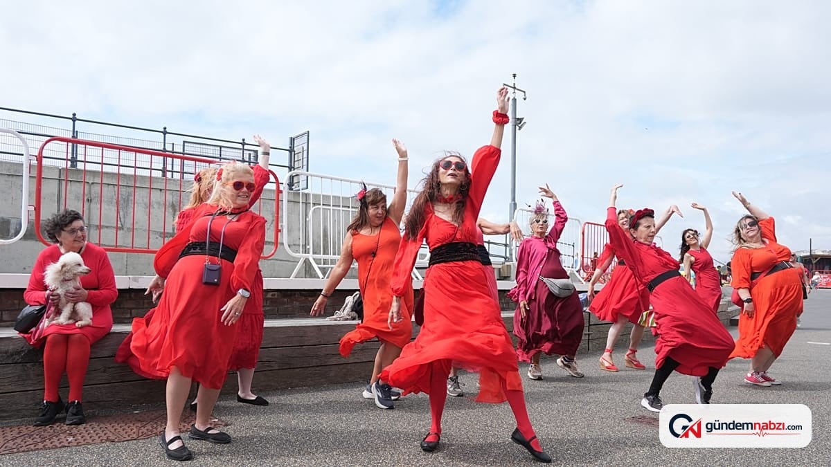 İngiltere'de yüzlerce kişi Kate Bush dansını tekrarladı