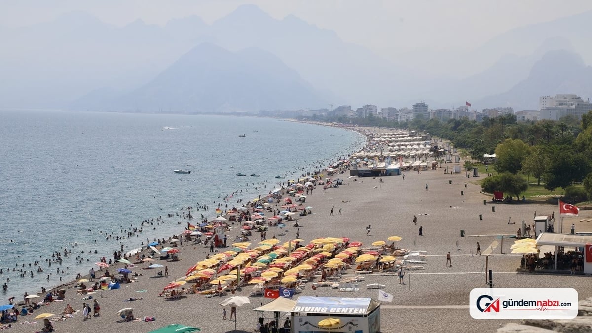 Antalya'da Yüksek nem nedeniyle sahiller yoğunlaştı