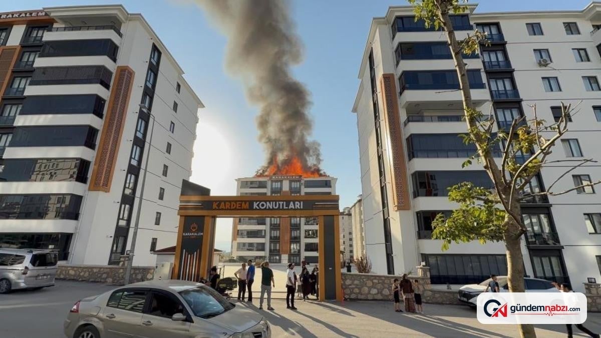 Elazığ'da apartman çatısında yangın çıktı