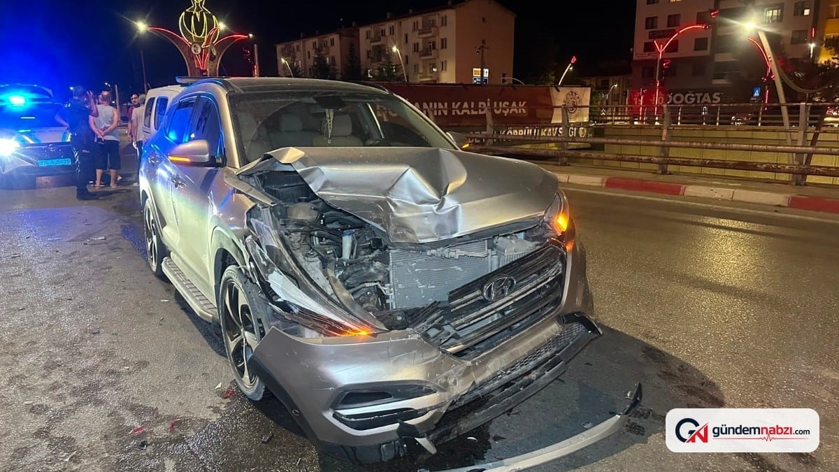 Uşak'ta iki otomobil çarpıştı: 2'si çocuk 6 yaralı