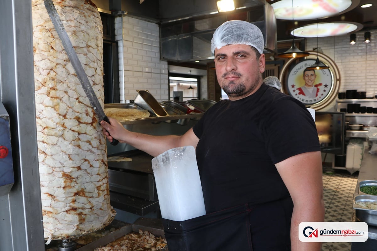 Adana'da döner ustası sırtına ve göğsüne buz kalıbı bağladı