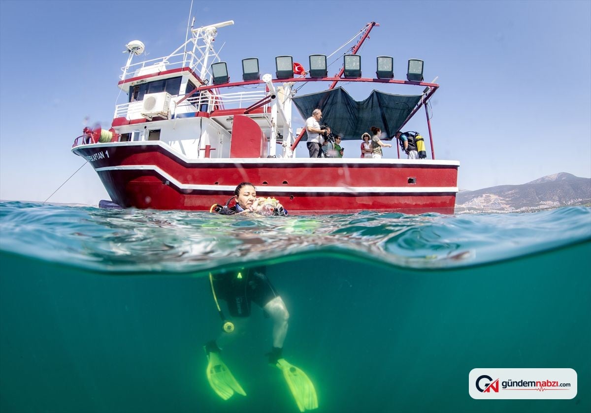 Dalgıç çift Aydın Didim'de deniz dibi temizliği gerçekleştirdi