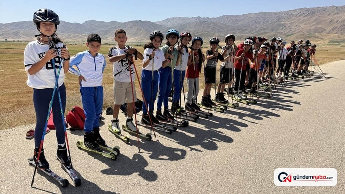 Hakkari'de kayakçılar asfalt yolda kış yarışlarına hazırlanıyor