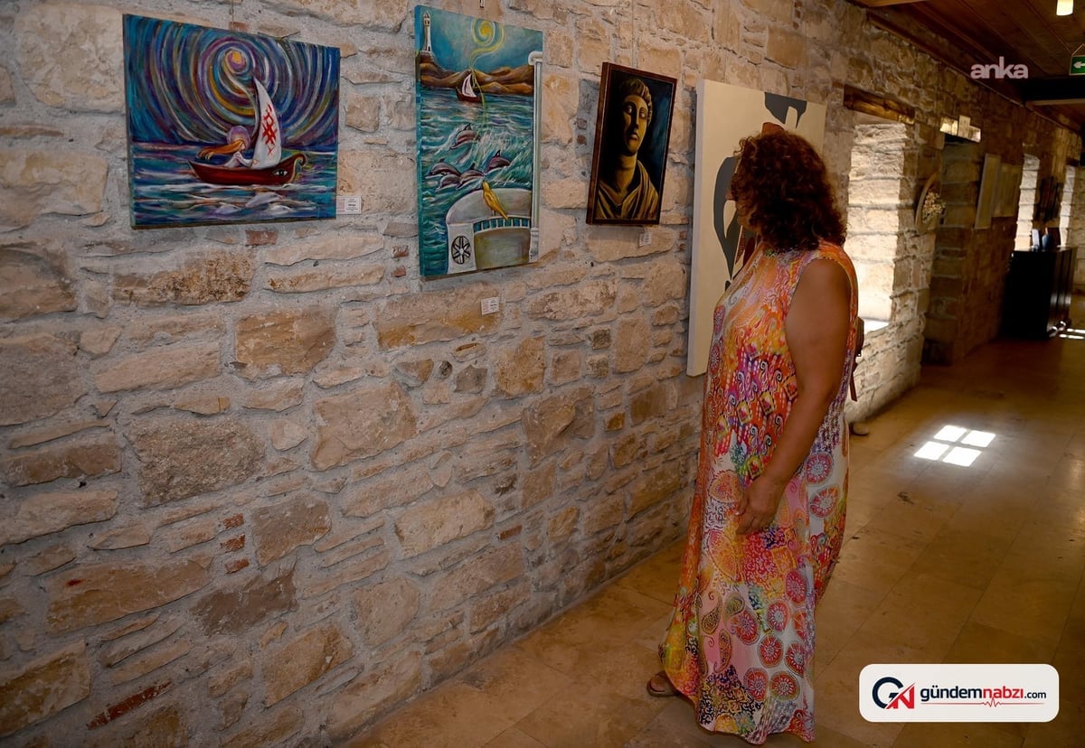 Kuşadası'nda 13 sanatçının karma sergisi açıldı