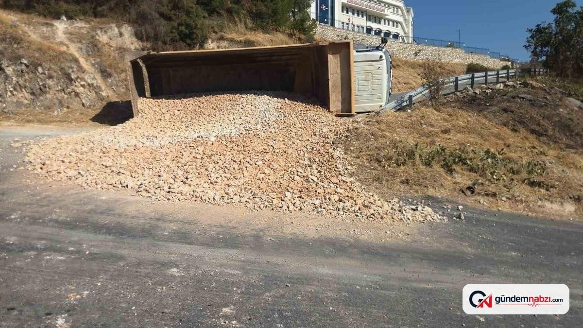 Bursa'da freni boşalan kamyonun devrilmesi faciayı engelledi