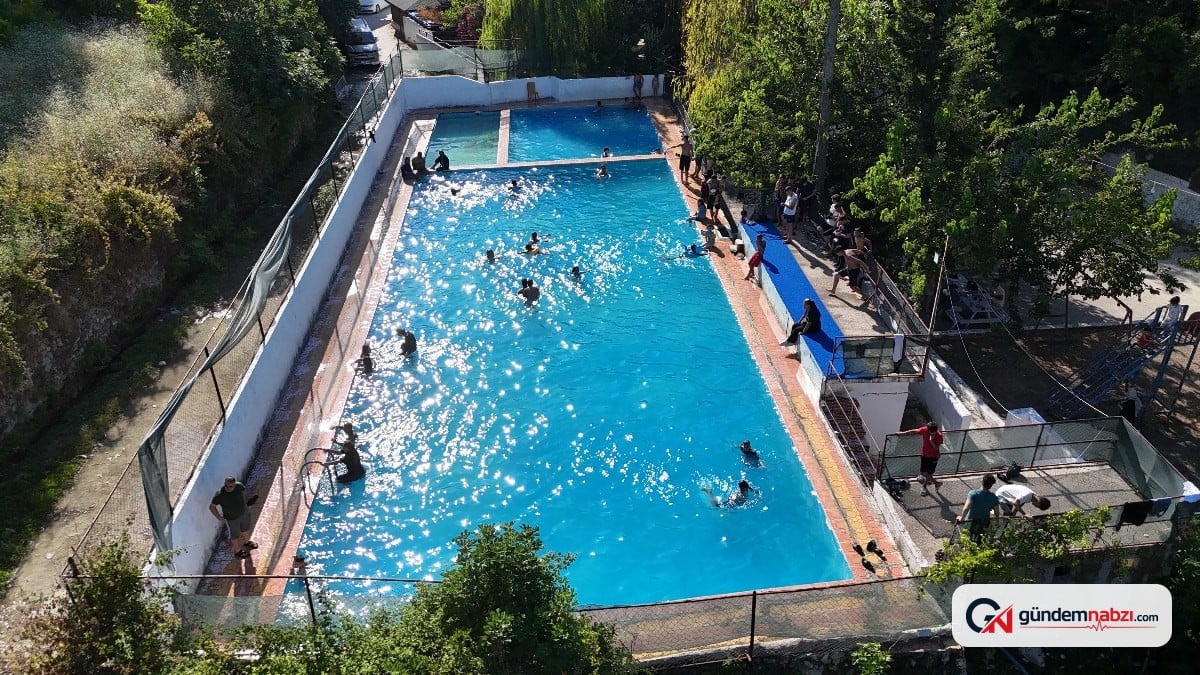 Hatay'da 40 dereceyi aşan sıcaklarda serinleten havuz eğlencesi