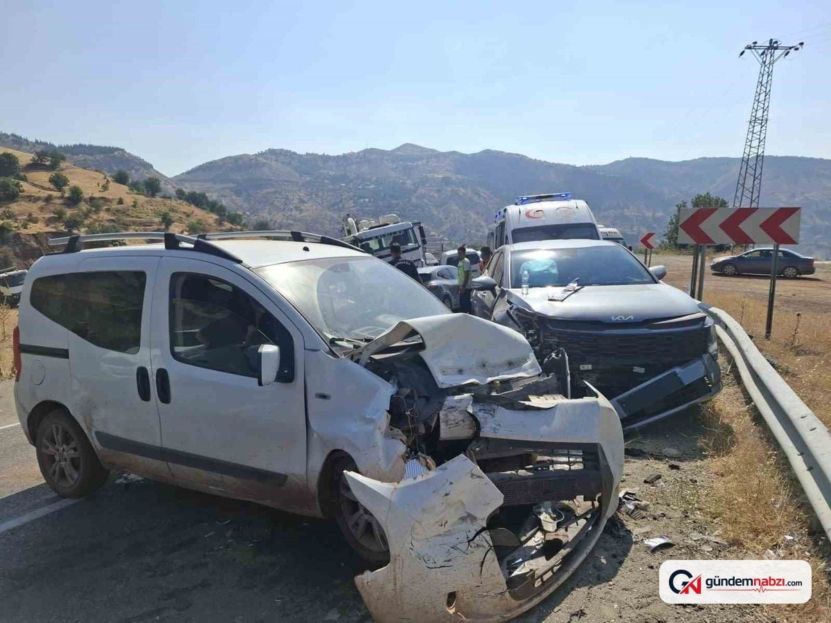 Adıyaman'da iki araç çarpıştı, sürücü yaralandı