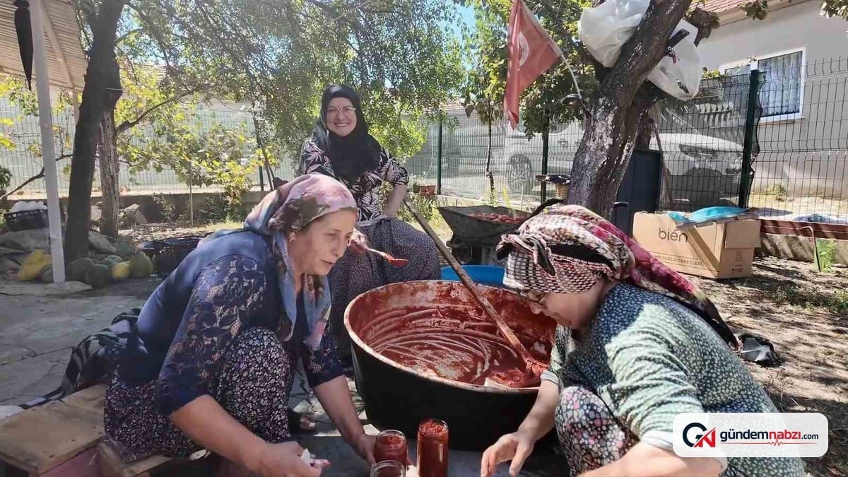 Malkara'da kadınlar imece usulü salça yapıyor