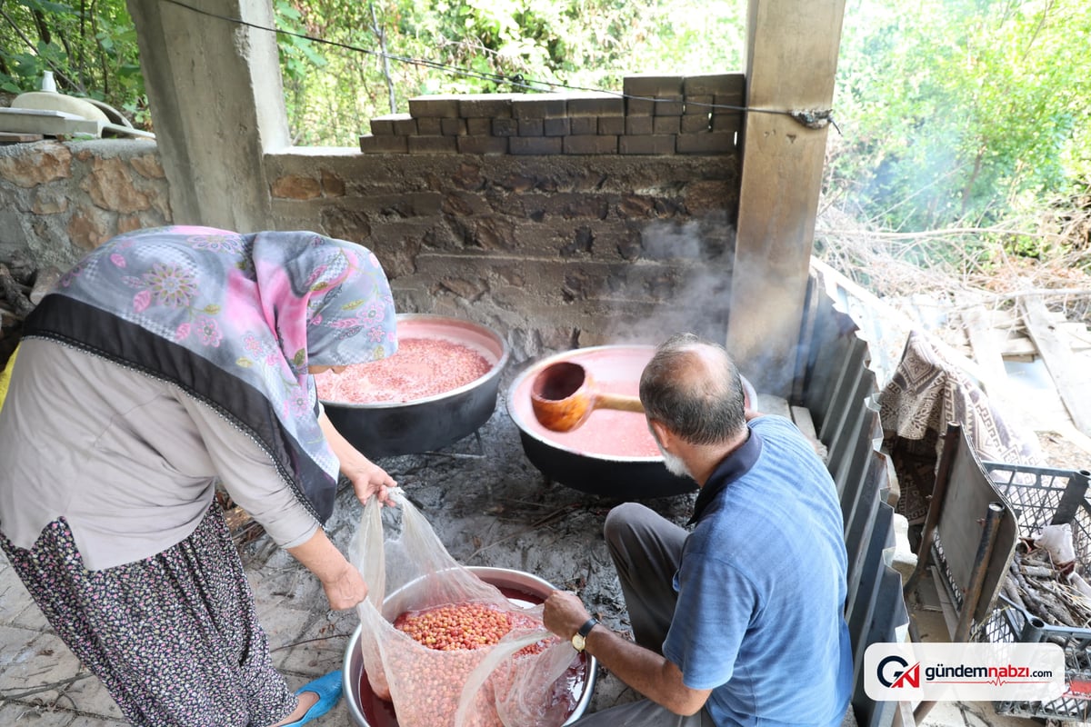 Adana'da 130 kilo kızılcık kara kazanda şerbete dönüşüyor