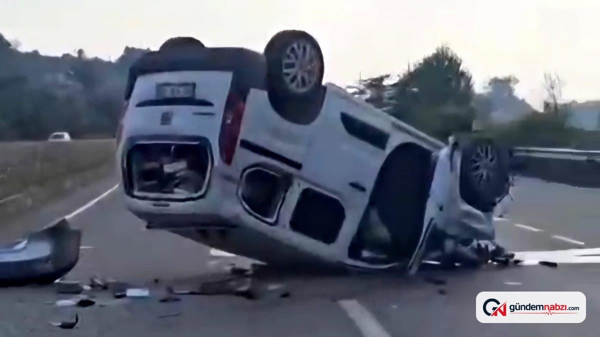 Sakarya'da iki araç çarpıştı: Hafif ticari araç devrildi