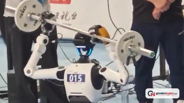Pekin'de insansı robot 15 kilogram kaldırırken yere kapaklandı