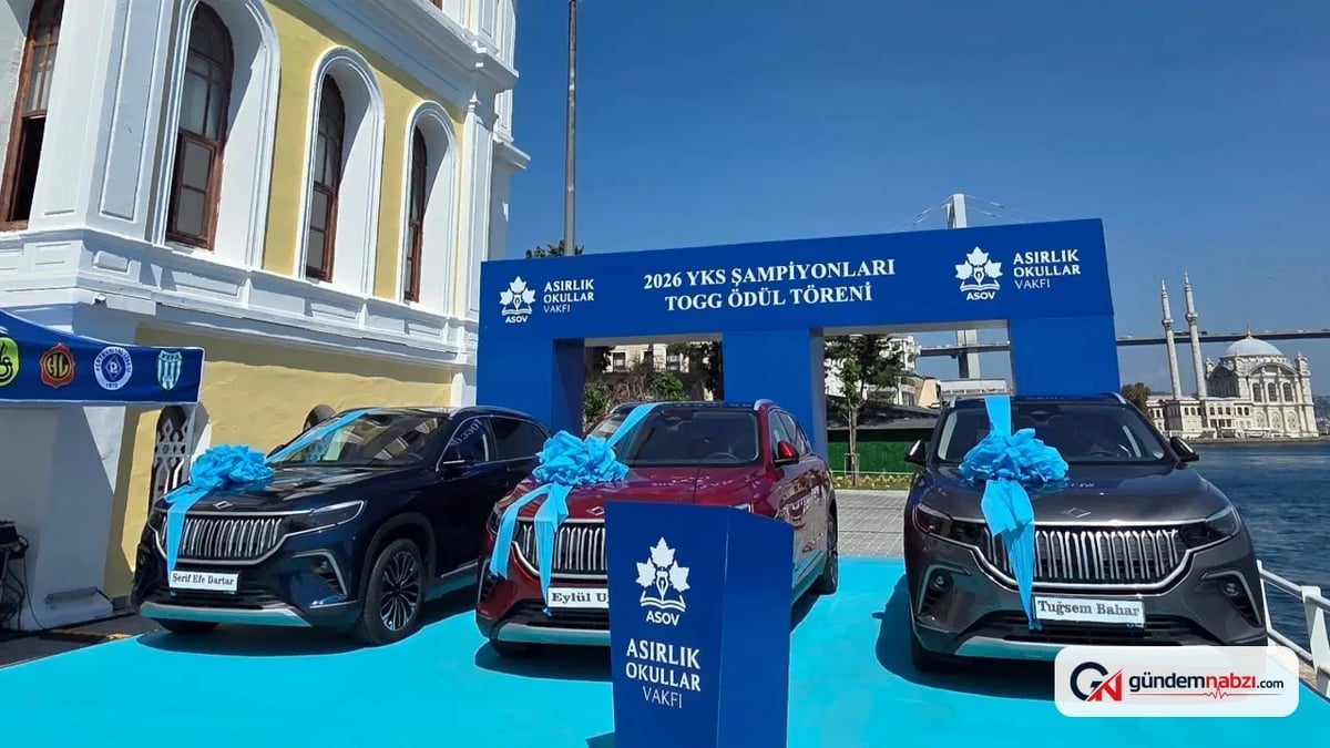 Kabataş Erkek Lisesi'nde üç YKS birincisine TOGG otomobili verildi
