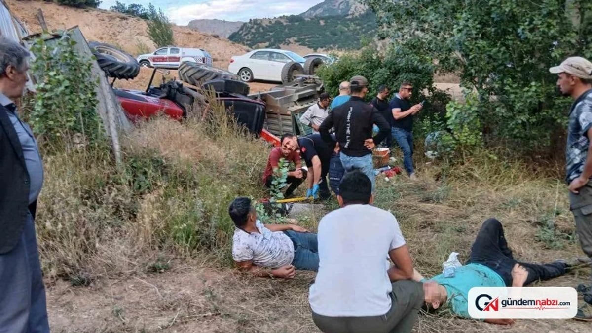 Sivas'ta traktör şarampole devrildi, dört kişi yaralandı