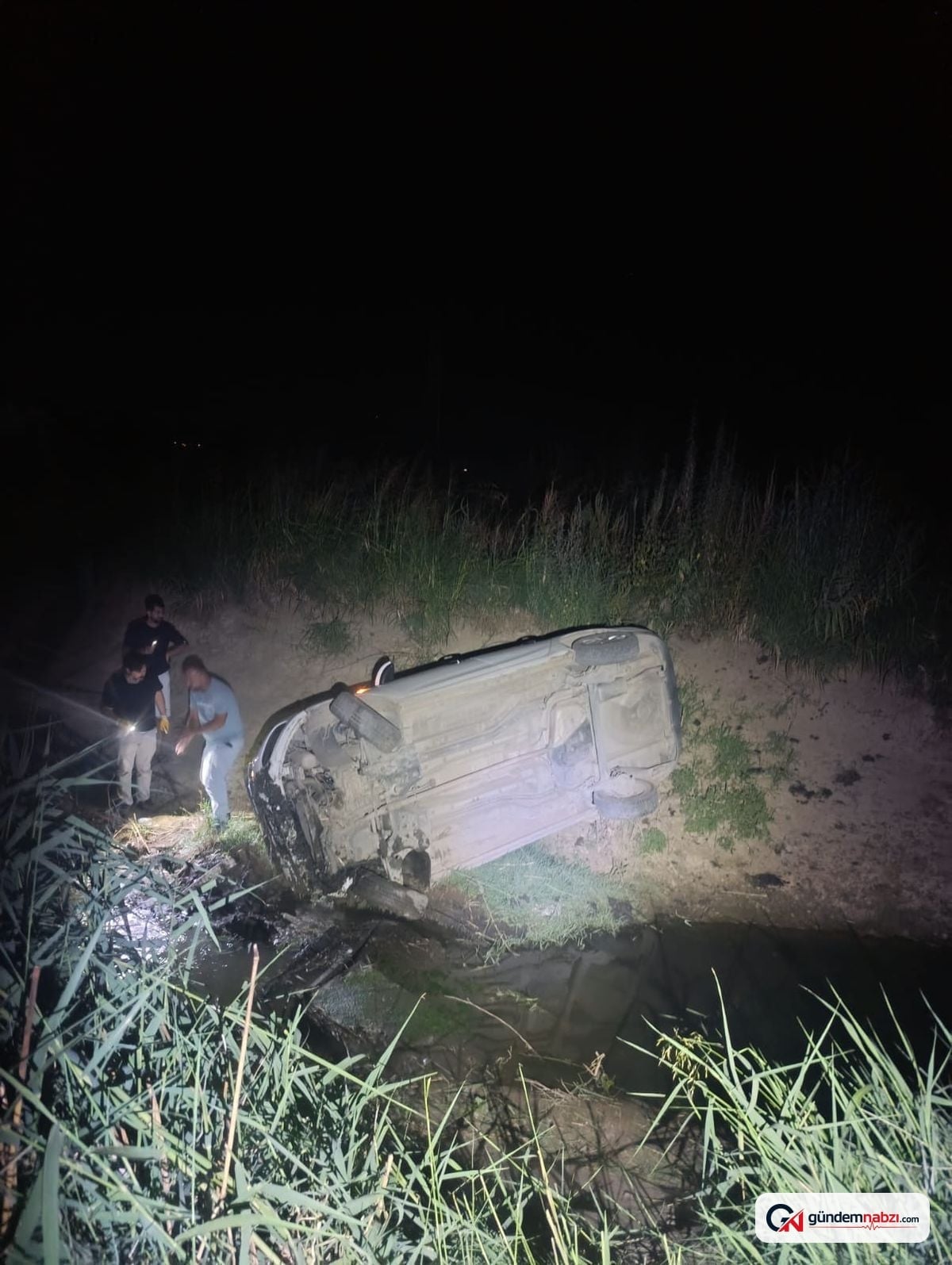 Manisa Turgutlu'da polisten kaçan otomobil su kanalına düştü: 3 kişi yaralandı