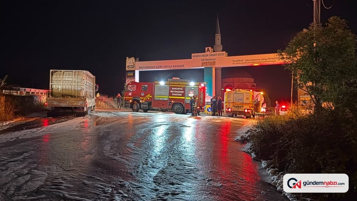 Sakarya'da asit taşıyan kamyondan sızıntı: 2 kişi hastaneye kaldırıldı