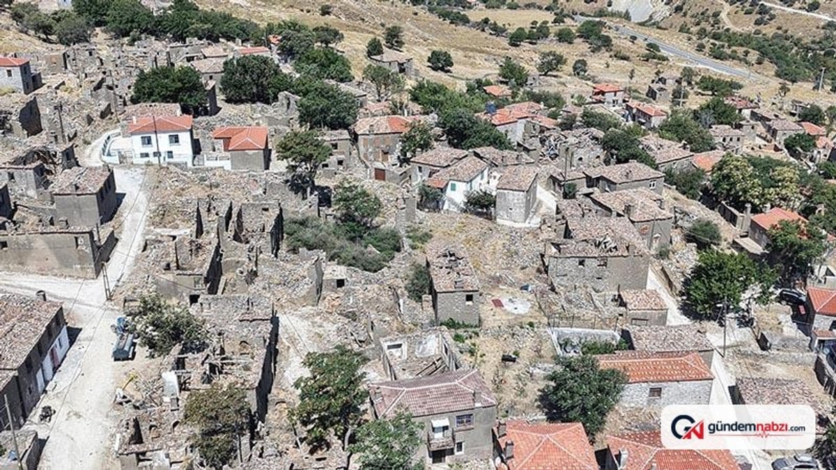 Dereköy, terk edilmiş Rum evleriyle hayalet köy görünümünde
