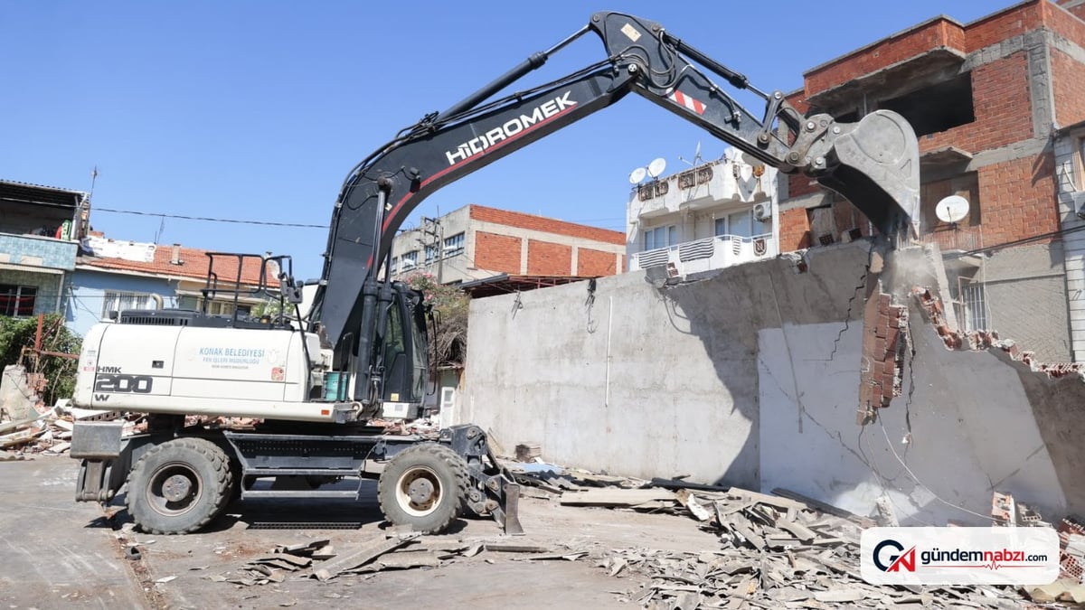 Konak Belediyesi kaçak yapılaşmaya karşı yıkım yaptı