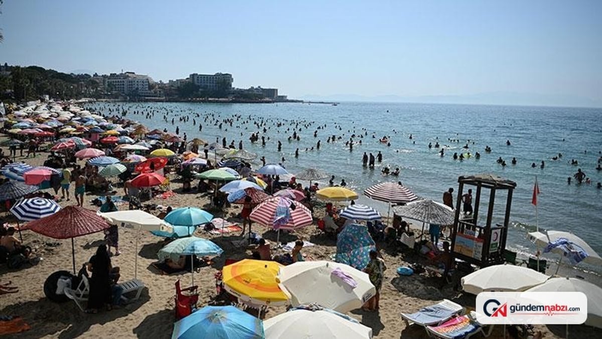 Kuşadası'nda hava sıcaklığı 37 dereceye ulaştı, plajlar doldu
