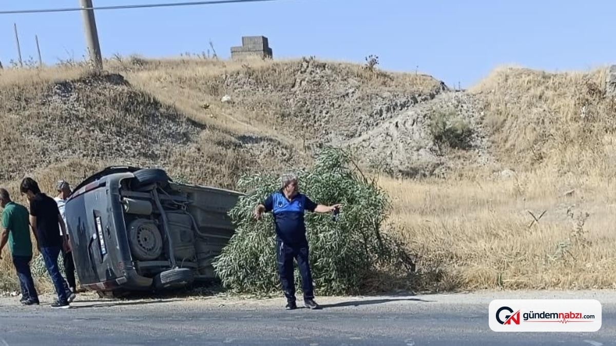 Adıyaman'da lastiği patlayan hafif ticari araç takla attı: 2 yaralı