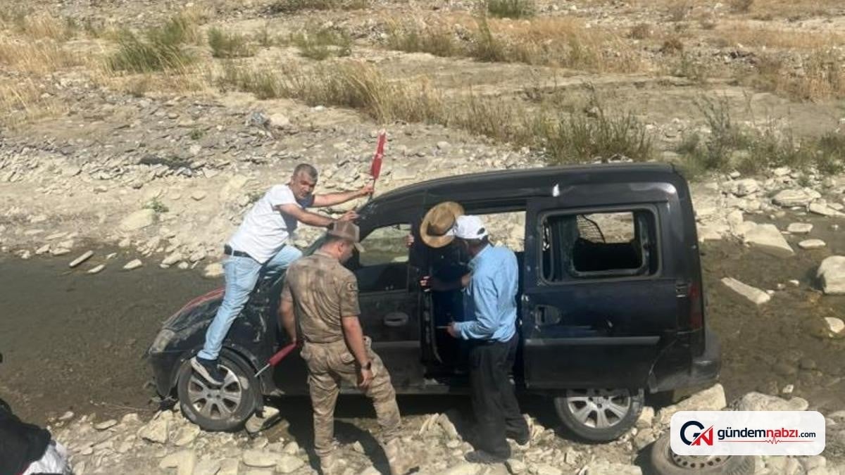 Muş'ta kontrolden çıkan araç dere yatağına savruldu