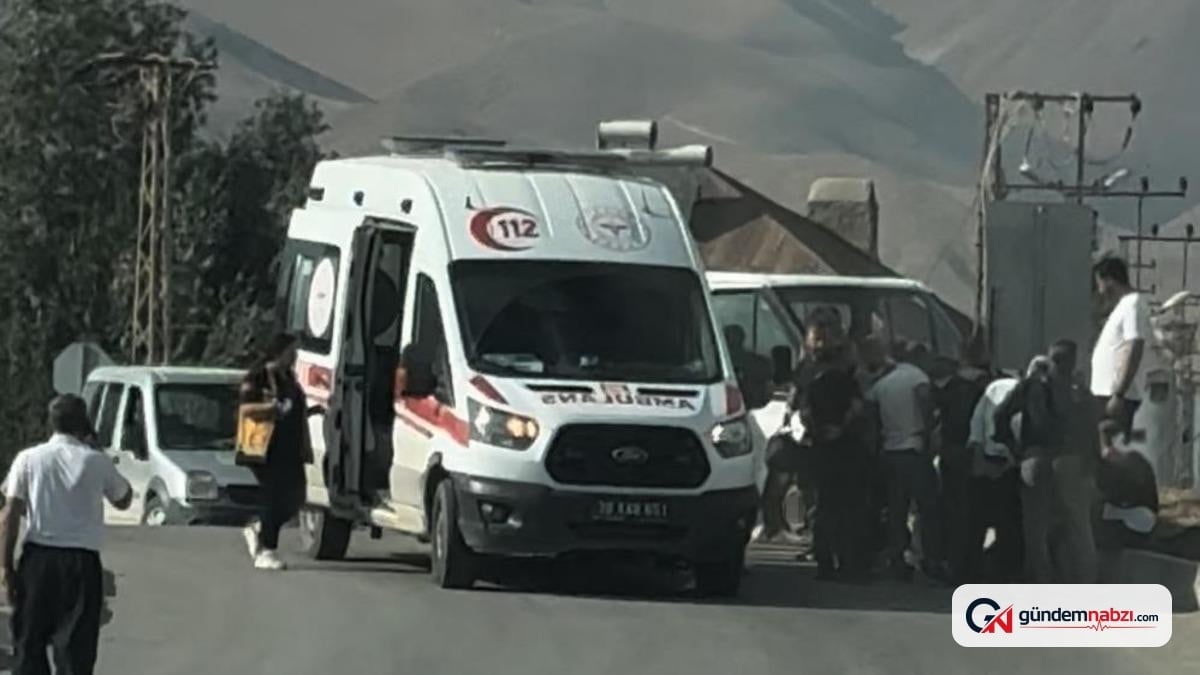 Hakkari'de minibüs ile pikap çarpıştı: 4 yaralı