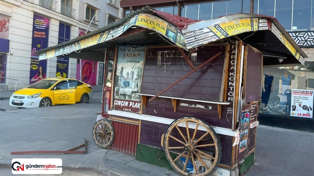 Erzurum'da tarihi büfe otobüs çarpmasıyla hasar gördü