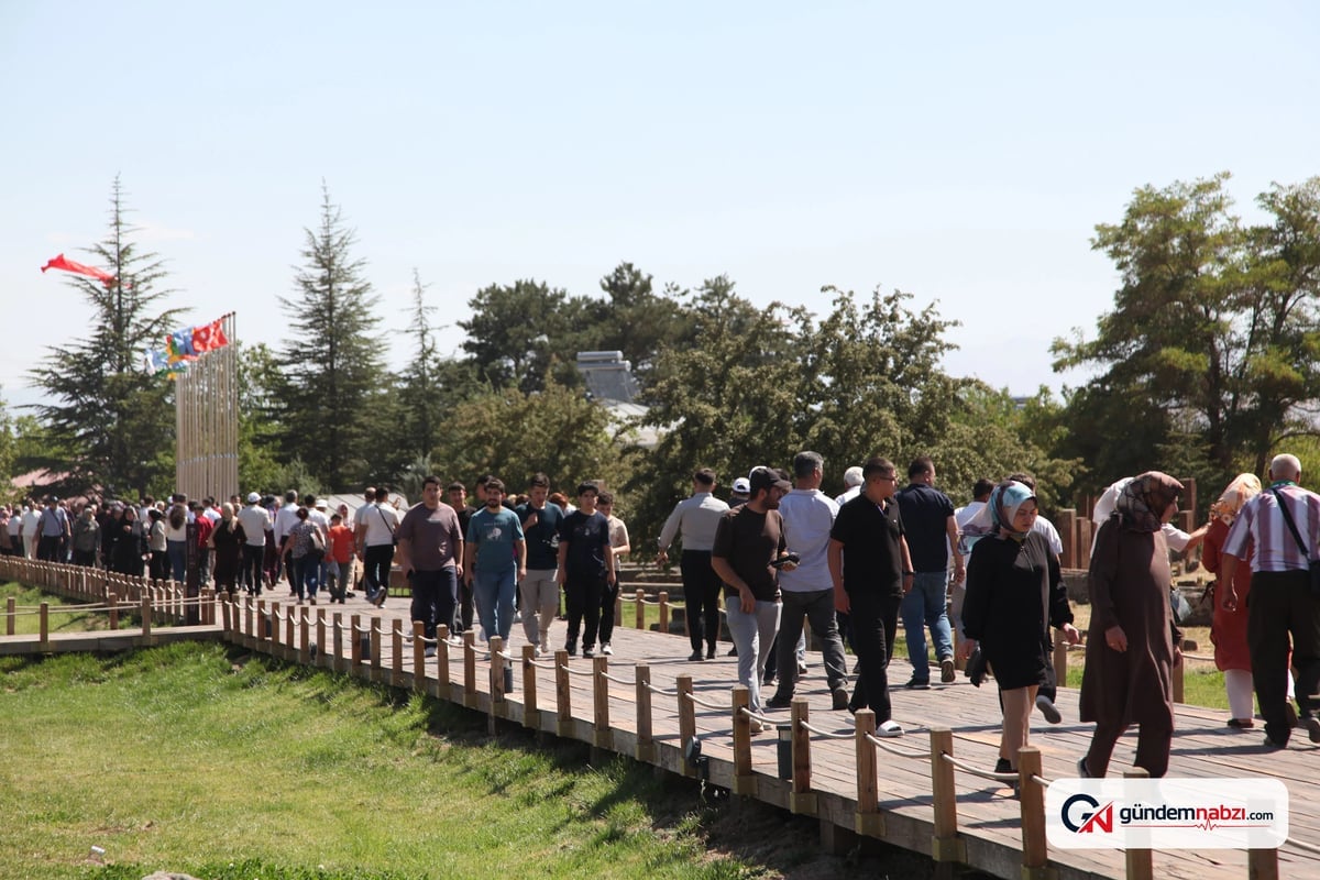Ahlat'taki Selçuklu Meydan Mezarlığı ziyaretçi akınına uğradı