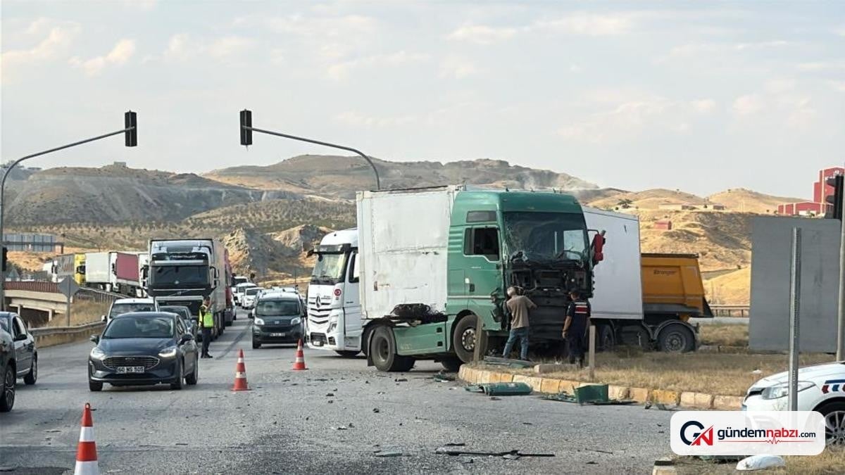 Kırıkkale'de yolcu otobüsü ile iki tır çarpıştı, 1 kişi yaralandı