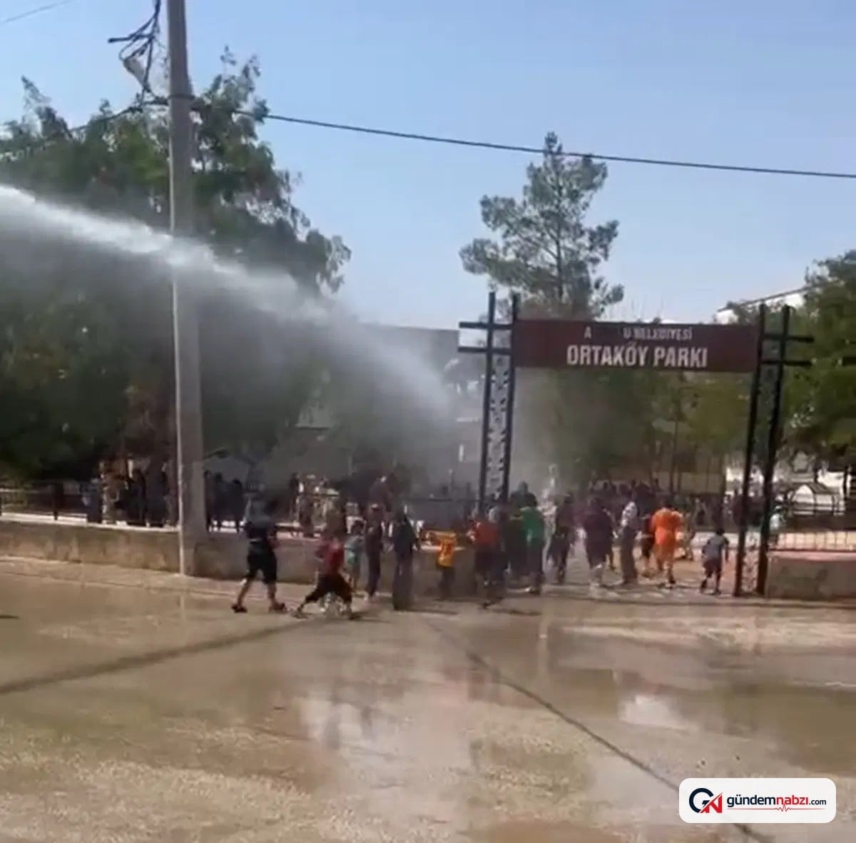 Mardin'de muhtar, çocukları su tankerinden püskürttüğü suyla serinletti