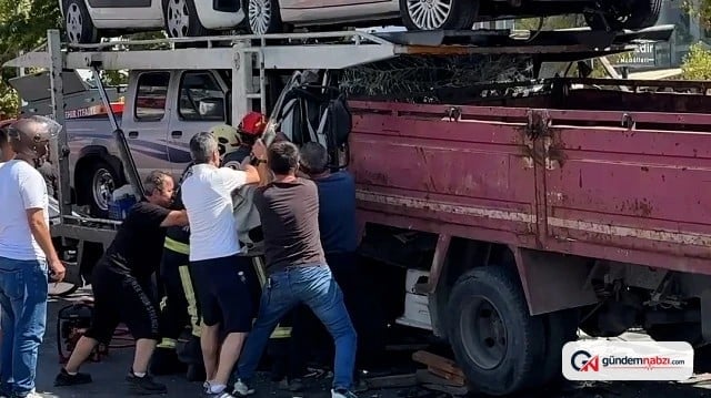 Denizli Pamukkale'de çekici kamyonete çarptı, sürücü sıkıştı