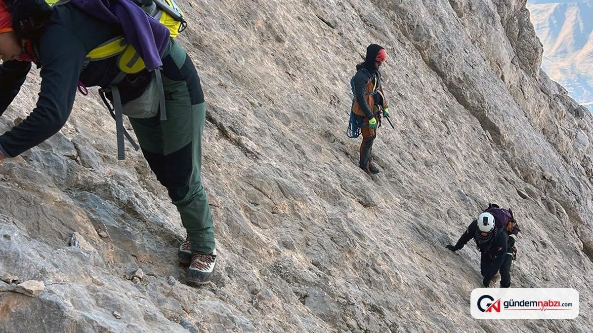 Hakkari'de Sipa Durik zirvesine ilk kadın dağcılar ulaştı