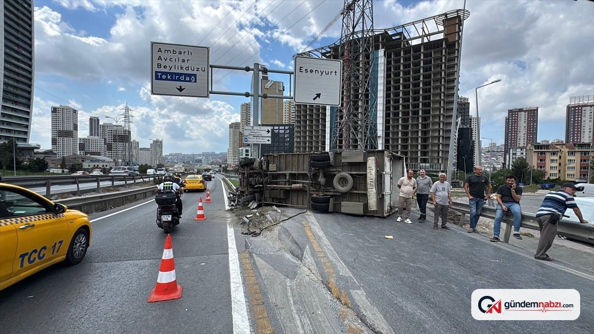 Esenyurt'ta mobilya yüklü kamyonet devrildi
