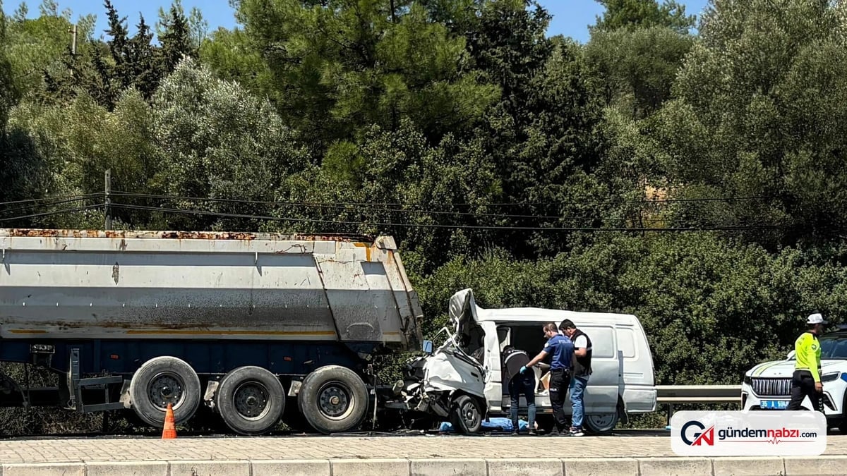 Bornova'da TIR'a çarpan minibüsün sürücüsü hayatını kaybetti