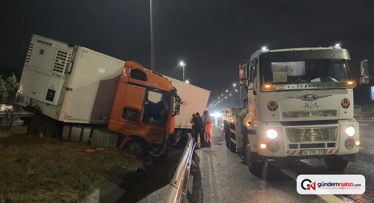 İstanbul'da TIR bariyere çarptı