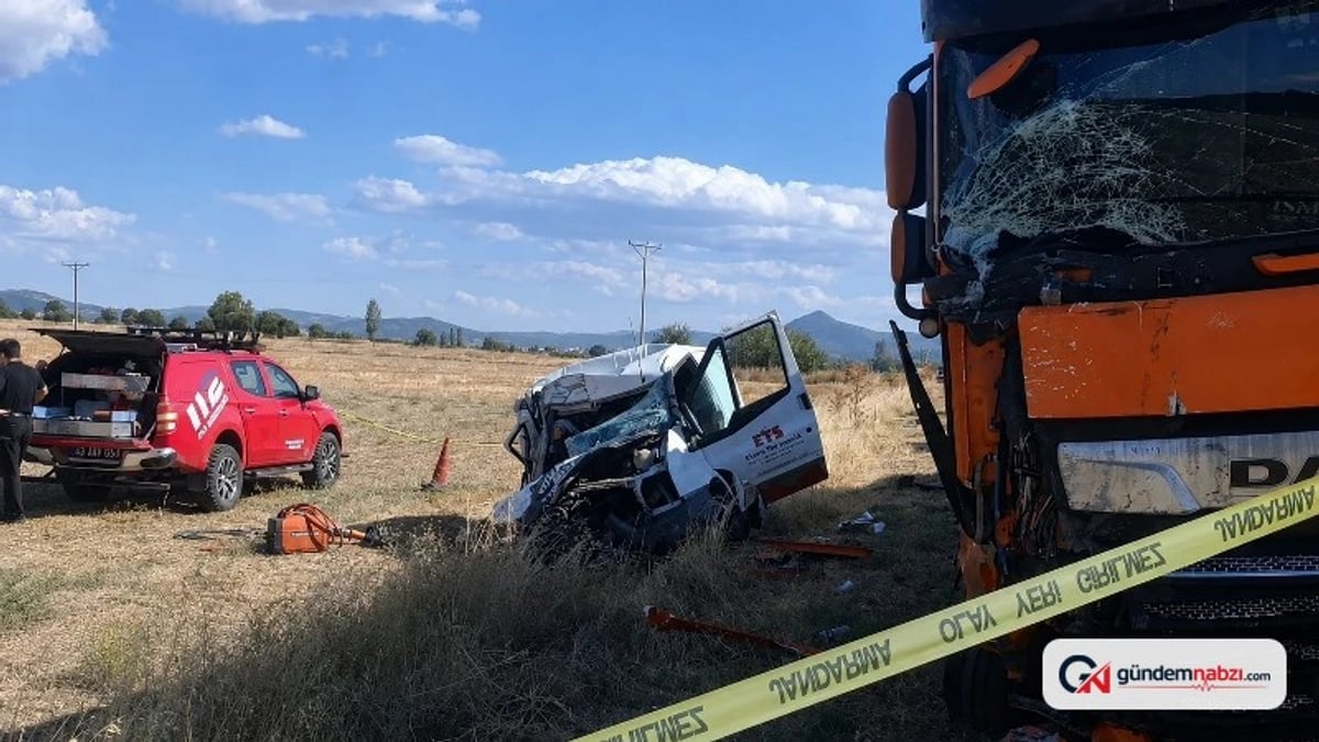 Kütahya'da tır ile panelvan çarpıştı: 1 ölü, 2 yaralı